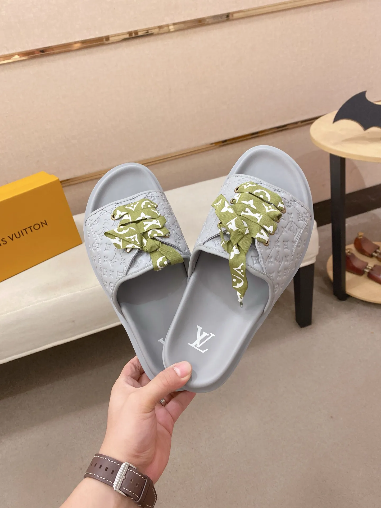 Men's shoes 💰: 340💰Made by LV🔍Top purchasing agents. Men's spring and summer slippers are available at the same counter. The uppers are imported cowhide from Italy, with logo graphics and high-quality craftsmanship. Soles: original soles specially provided by the original factory. Exclusive movable molded soles are super comfortable. Original goods follow orders. 🔍🔍High quality. You can enter and exit the counter at will. Welcome to compare. Size 38-44.